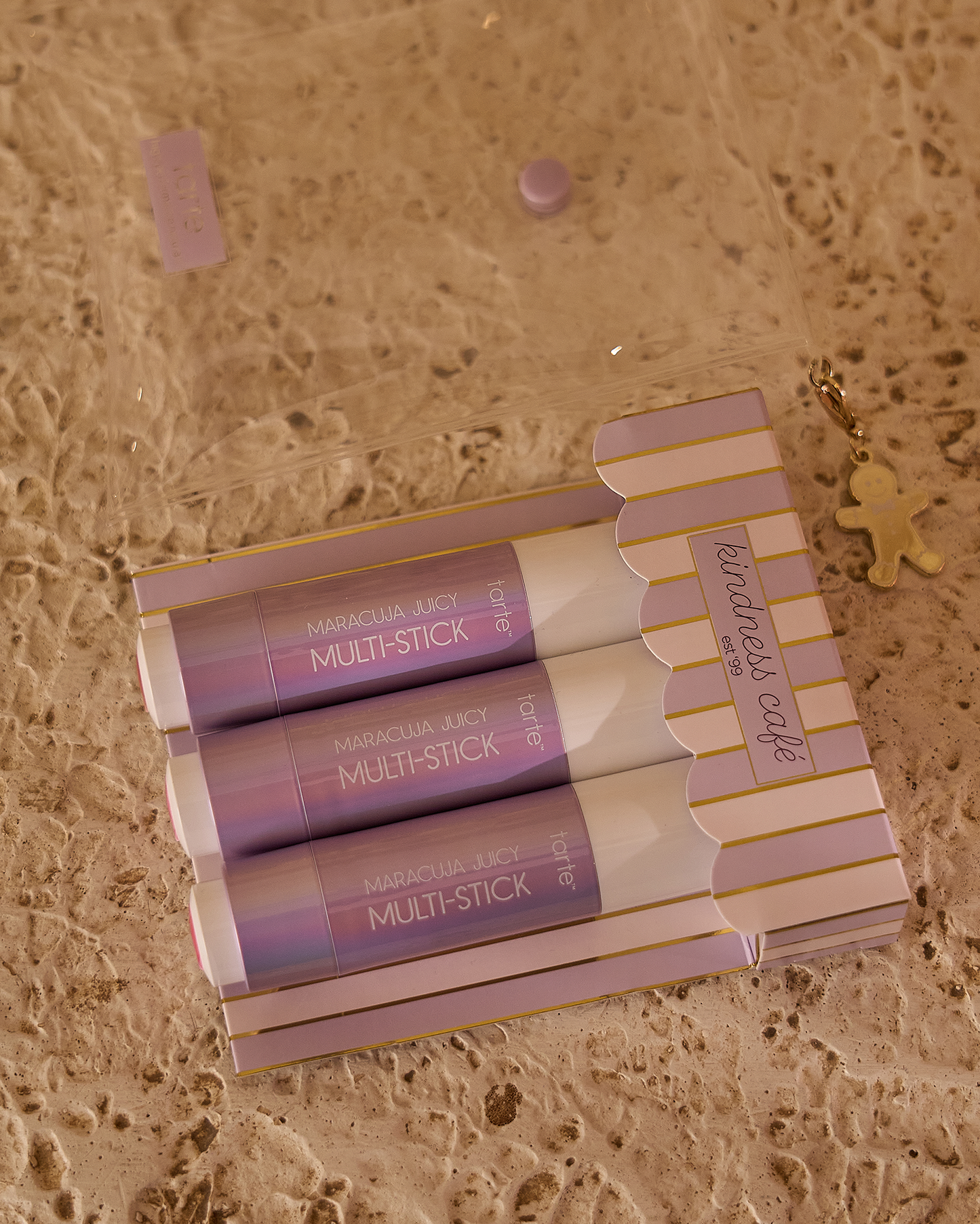 A juicy lip & cheek multi-stick that clicks up for swipe & go color. Gives that sunburnt, over-blushed look with zero effort 3 shades kit