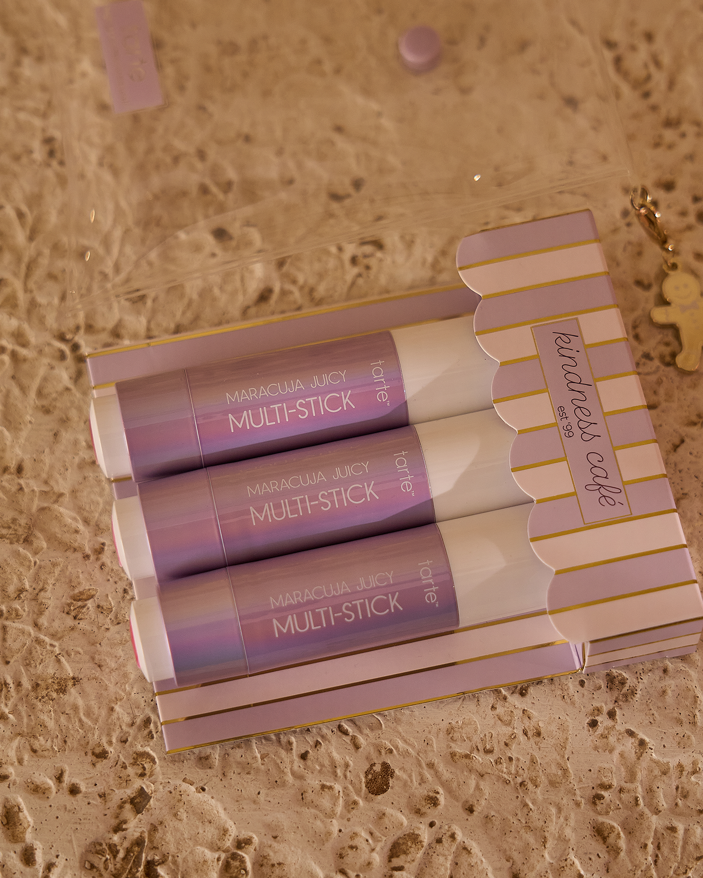 A juicy lip & cheek multi-stick that clicks up for swipe & go color. Gives that sunburnt, over-blushed look with zero effort 3 shades kit